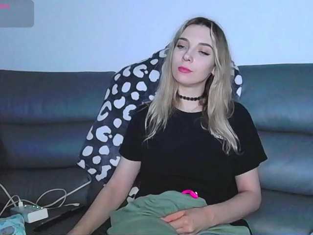 Almondmilka live cam preview