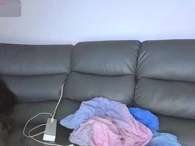 Almondmilka live cam preview