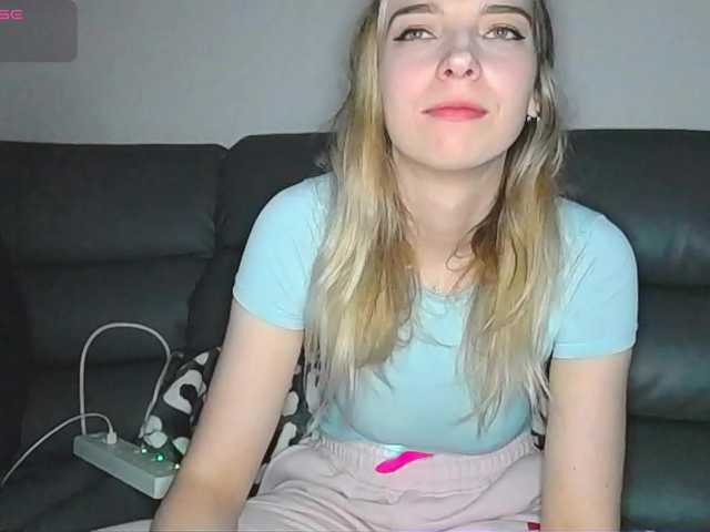 Almondmilka live cam preview