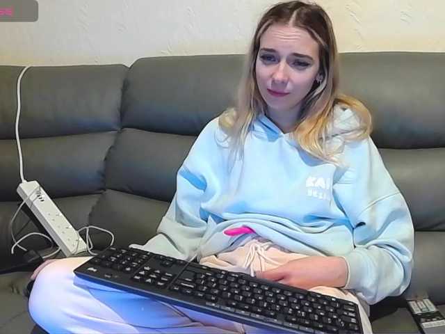 Almondmilka live cam on BongaCams