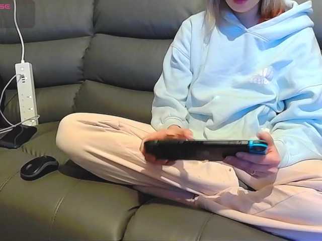 Almondmilka live cam