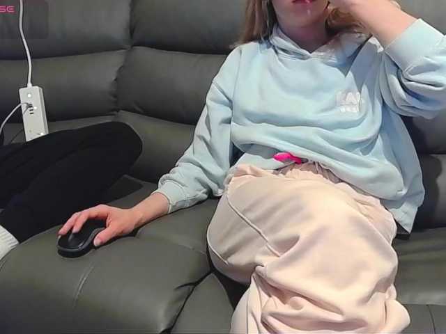 Almondmilka live cam