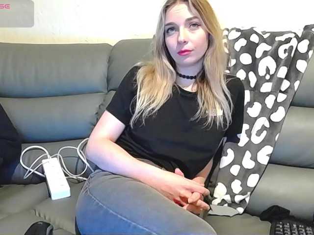Almondmilka live cam preview