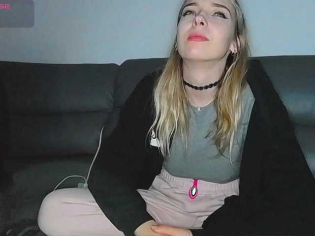 Almondmilka live cam on BongaCams
