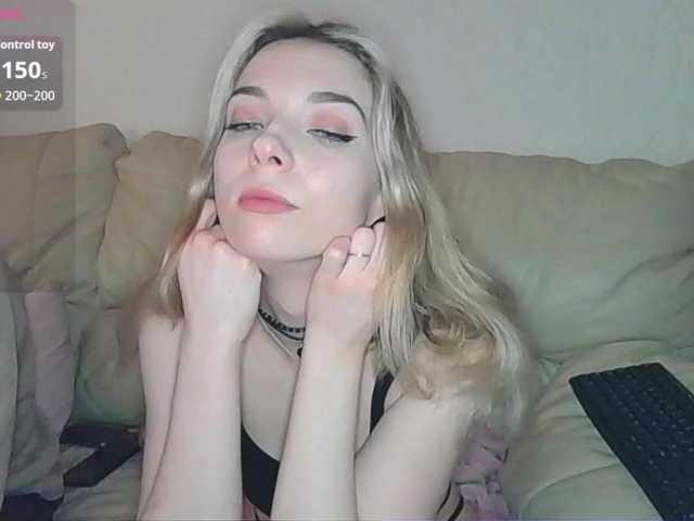Almondmilka live cam on BongaCams