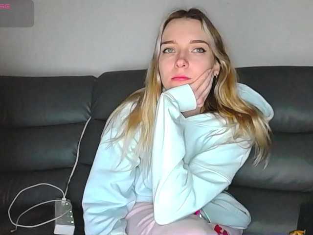 Almondmilka live cam preview