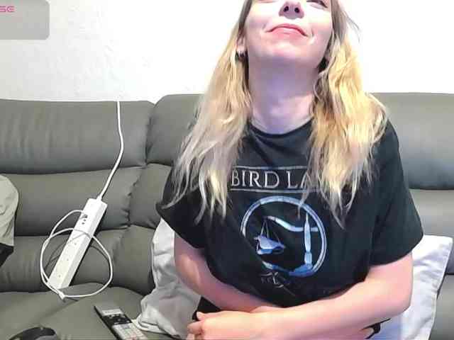 Almondmilka webcam