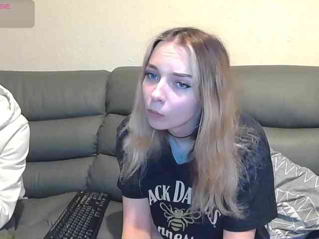 Almondmilka webcam