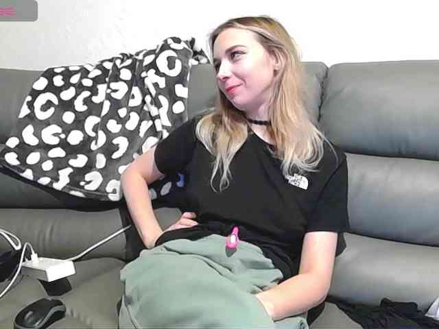Almondmilka webcam