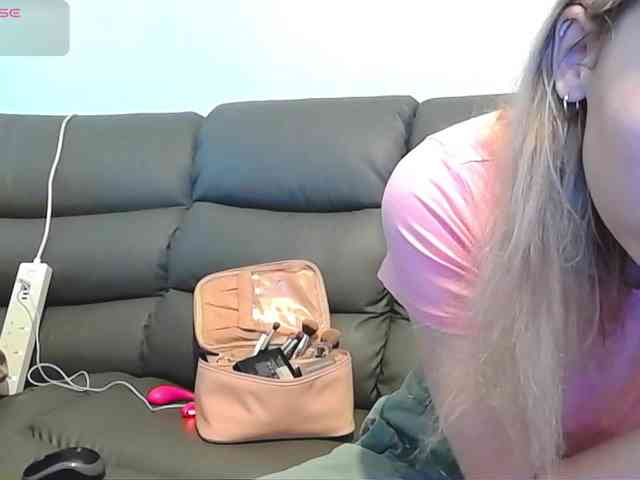 Almondmilka webcam