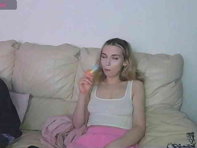 Almondmilka webcam