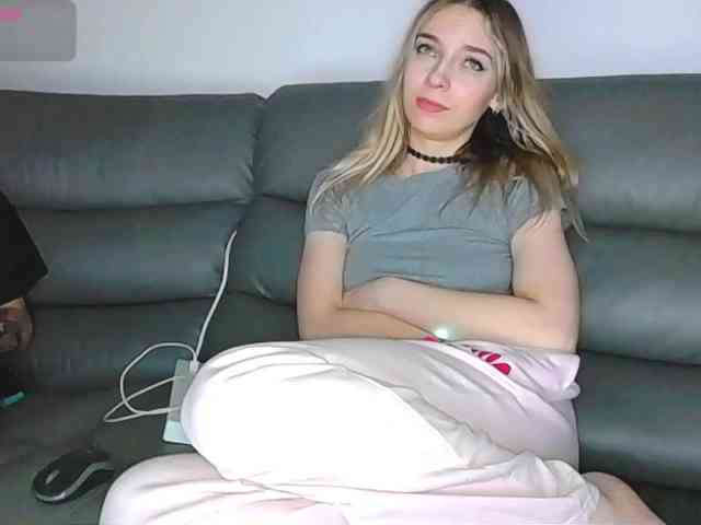 Almondmilka webcam