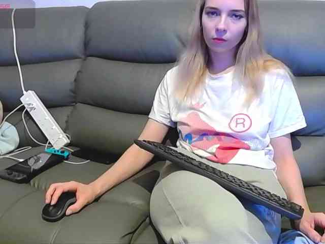Almondmilka webcam