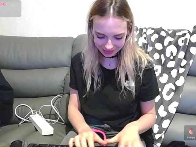 Almondmilka webcam