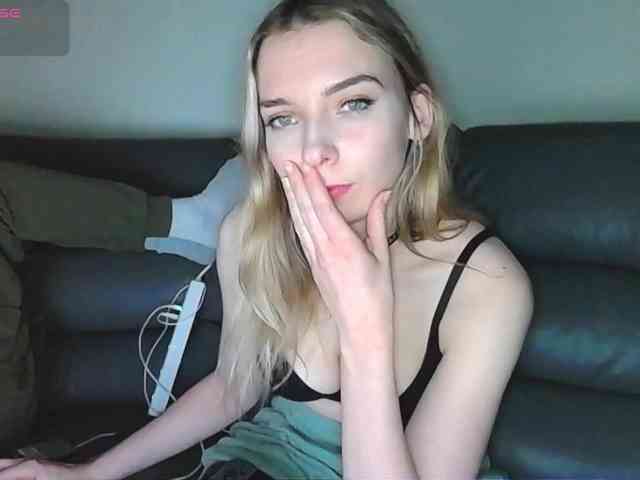 Model: Almondmilka