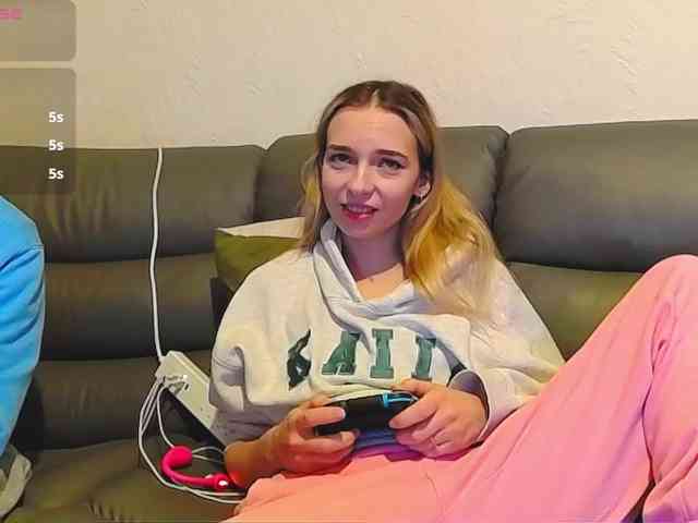 Almondmilka webcam