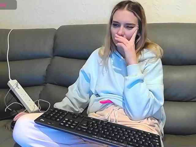 Almondmilka webcam