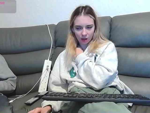 Almondmilka webcam