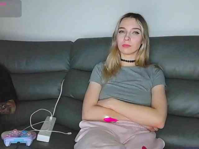 Almondmilka webcam