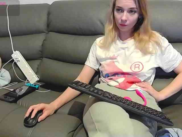 Almondmilka webcam