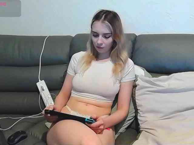 Almondmilka webcam