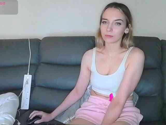 Almondmilka webcam