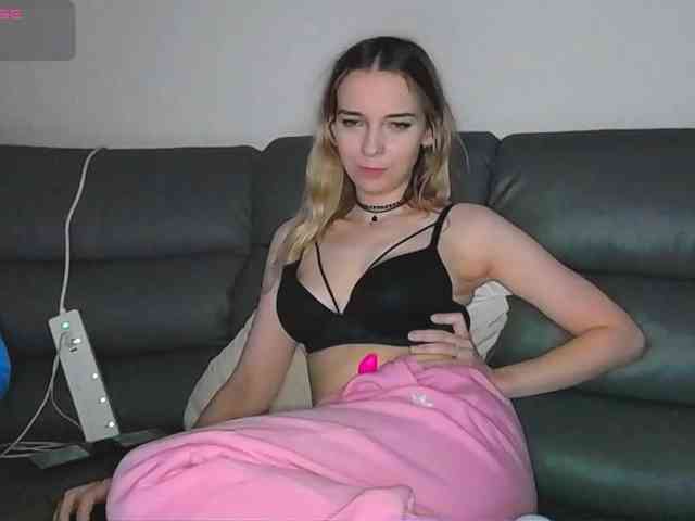 Model: Almondmilka