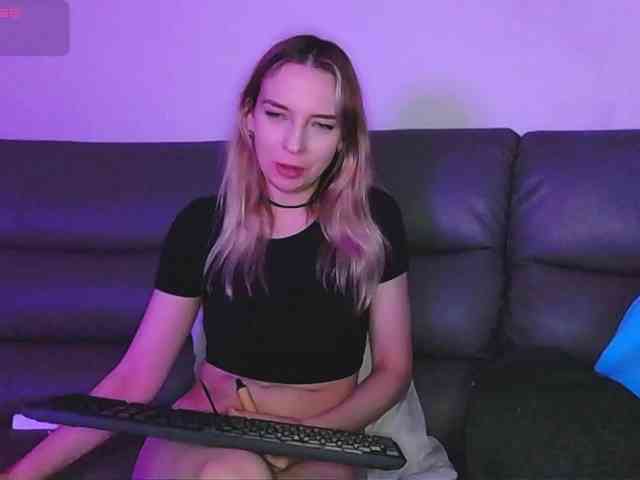 Almondmilka webcam