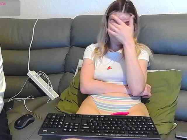 Almondmilka webcam