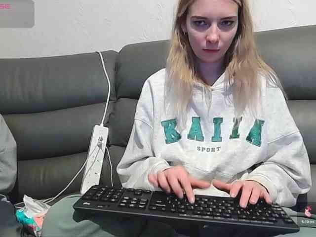 Almondmilka webcam
