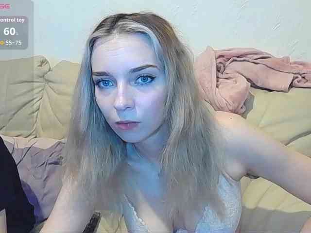 Almondmilka Live Webcam on BongaCams