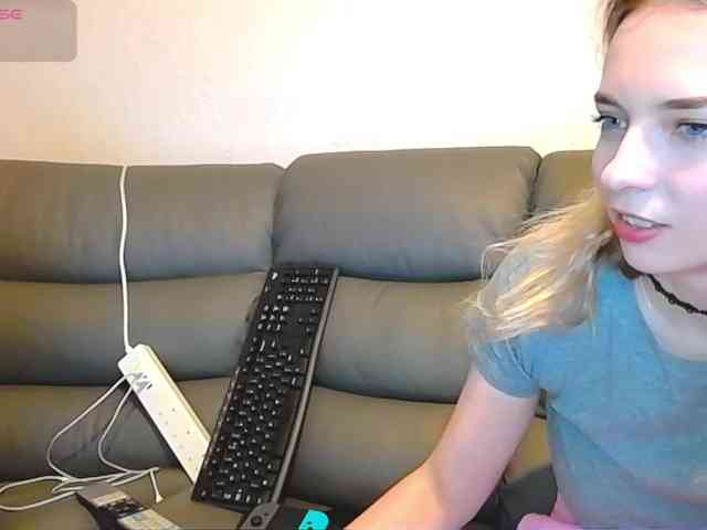 Almondmilka webcam