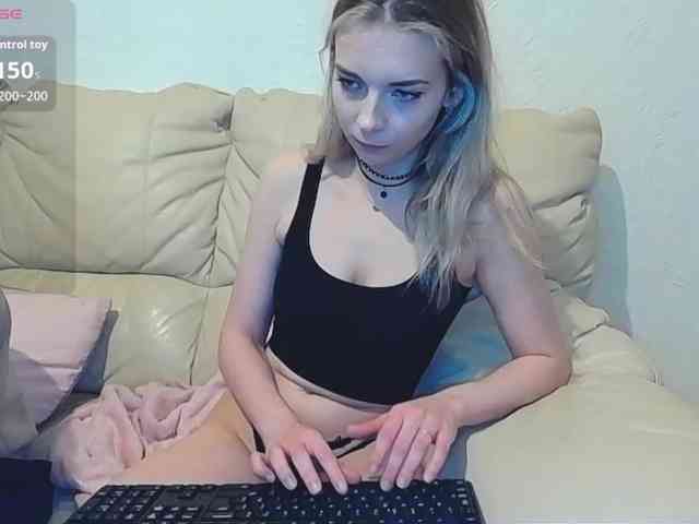 Almondmilka Live Webcam on BongaCams