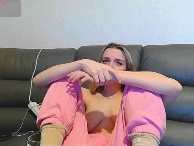 Almondmilka webcam