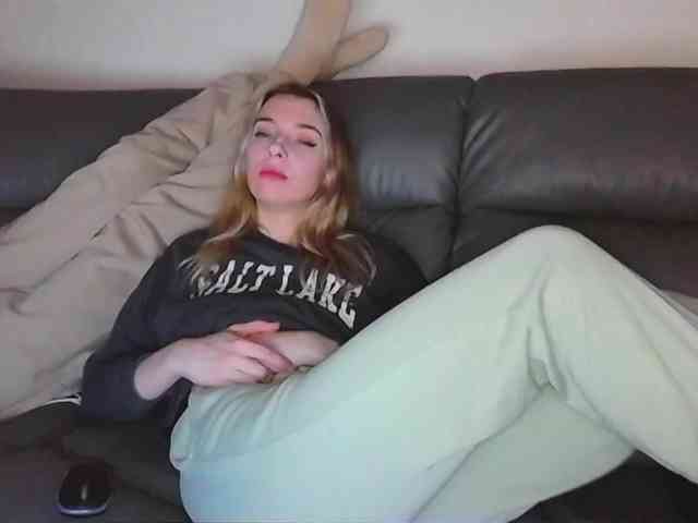 Almondmilka webcam