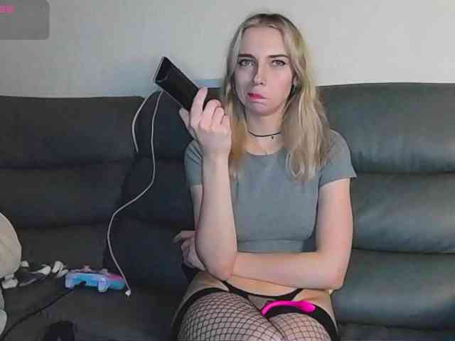 Almondmilka webcam