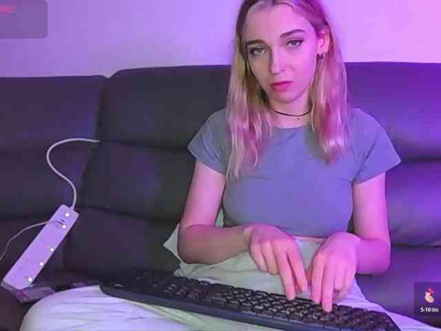 Almondmilka webcam