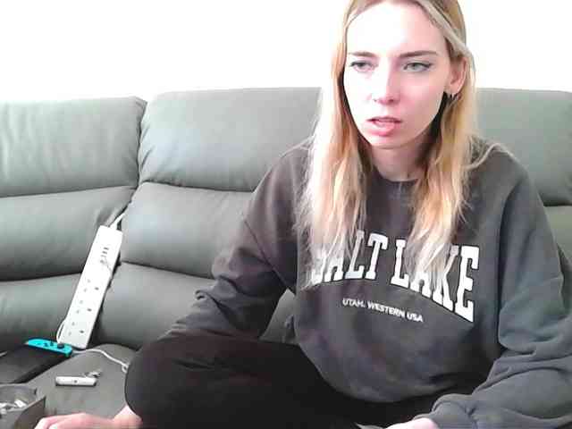 Almondmilka webcam