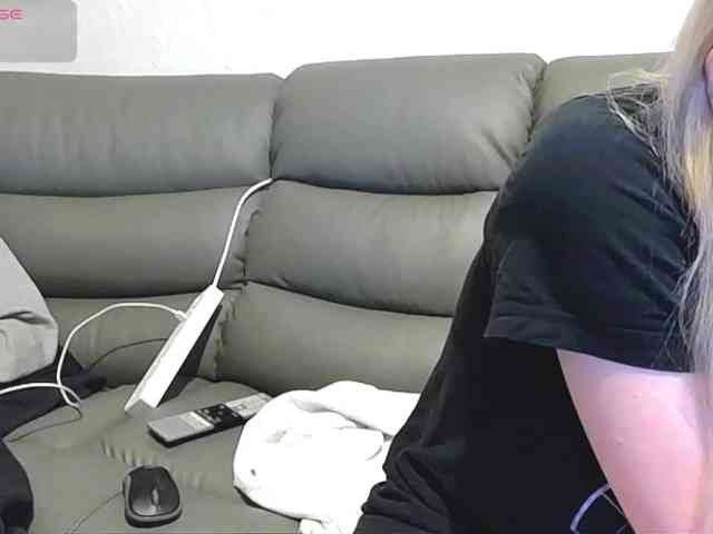 Almondmilka webcam