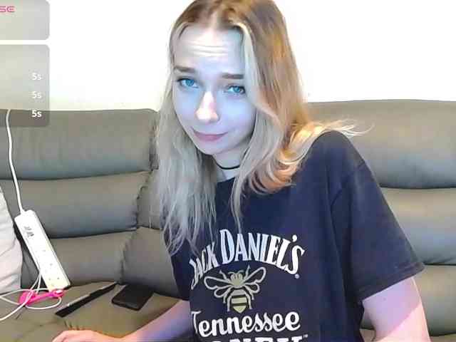 Almondmilka webcam