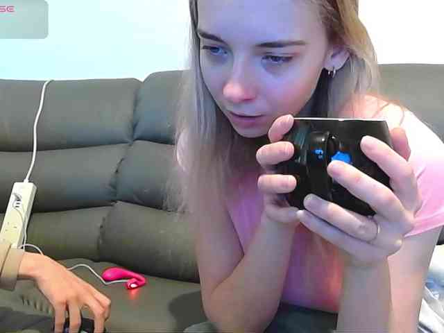 Almondmilka webcam