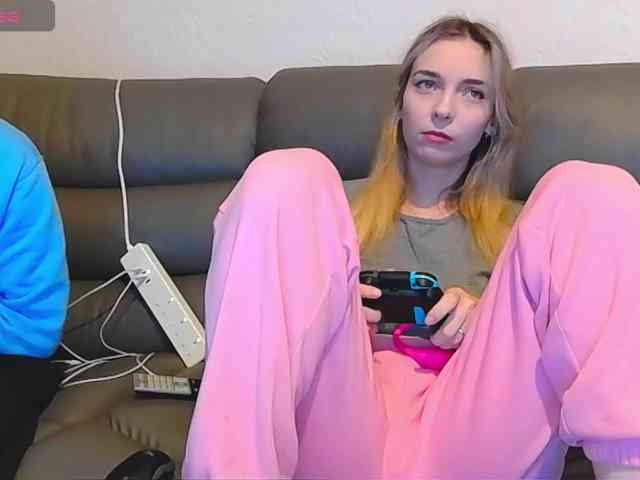 Almondmilka webcam