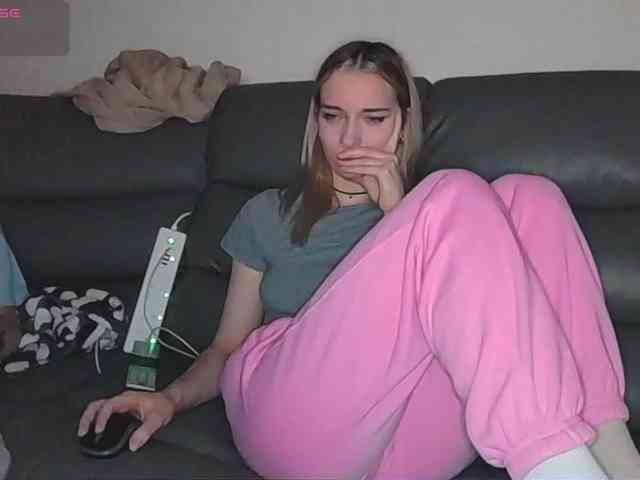 Almondmilka webcam