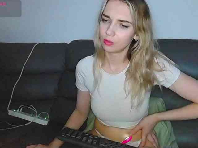 Almondmilka webcam
