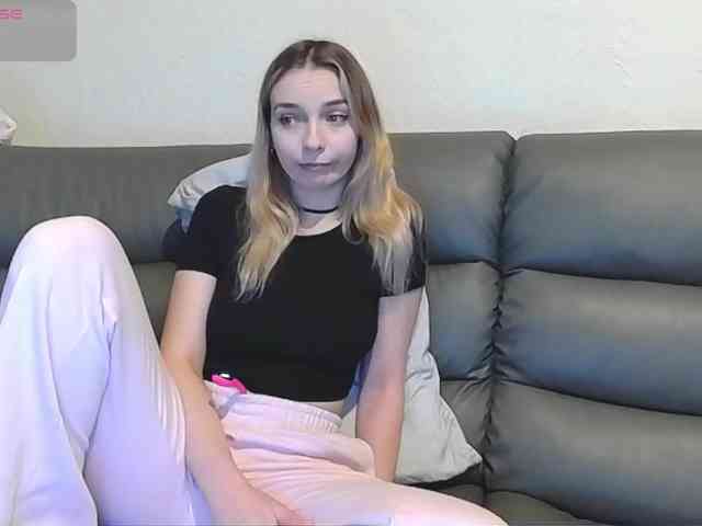 Almondmilka webcam