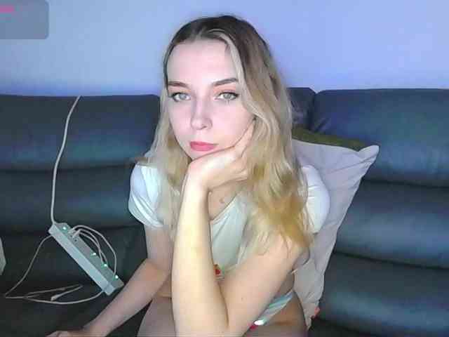 Almondmilka webcam