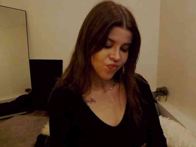 AryaJoliee