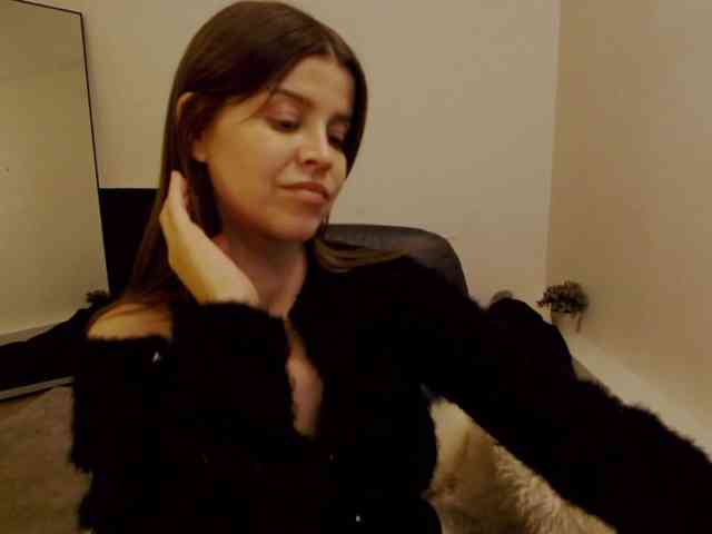 AryaJoliee