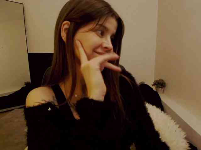 AryaJoliee