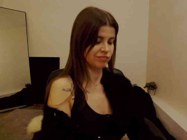 AryaJoliee